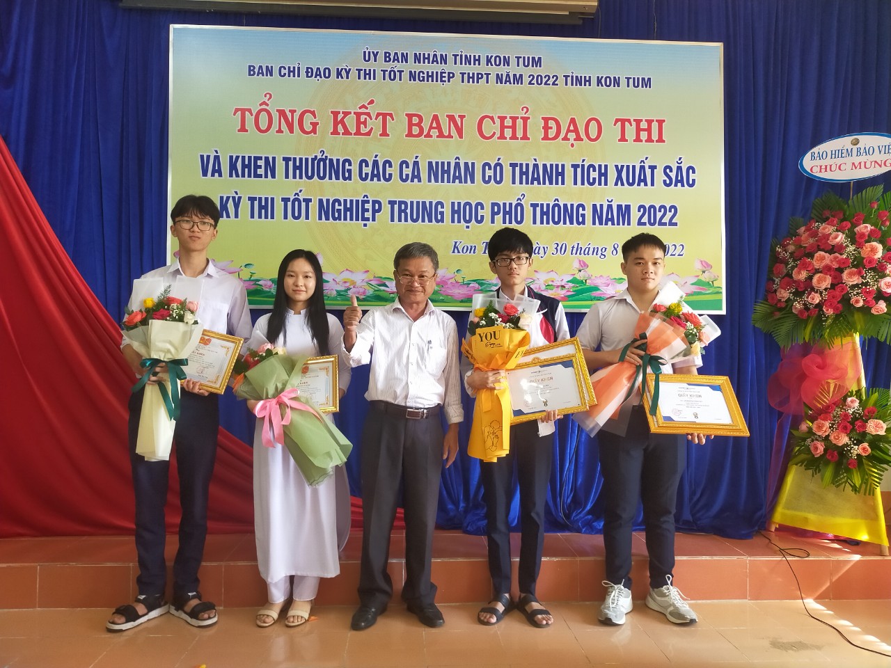 Thầy Nguyễn Ngọc Duyệt - Hiệu trưởng nhà trường chụp ảnh lưu niệm cùng các học sinh đạt kết quả cao trong kỳ thi TN THPT 2022