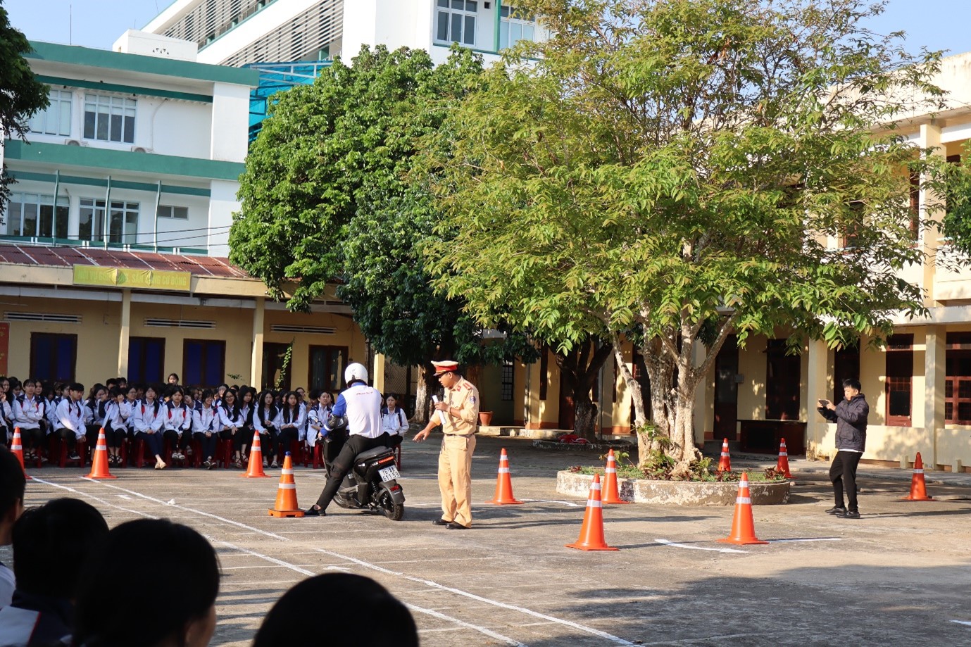 Tuyên truyền an toàn giao thông và hướng dẫn kỹ năng lái xe an toàn cho học sinh Trường THPT Kon Tum
